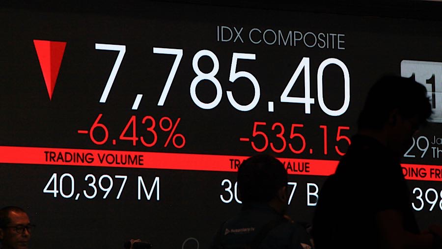 Karyawan di depan layar pergerakan harga saham (IHSG) di Bursa Efek Indonesia (BEI), Kamis (29/1/2026). (Bloomberg Technoz/Andrean Kristianto)
