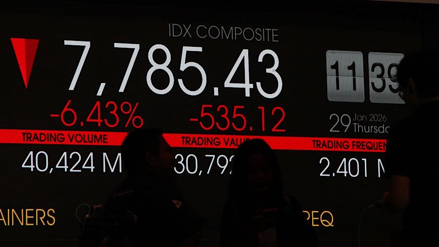 Karyawan di depan layar pergerakan harga saham (IHSG) di Bursa Efek Indonesia (BEI), Kamis (29/1/2026). (Bloomberg Technoz/Andrean Kristianto)
