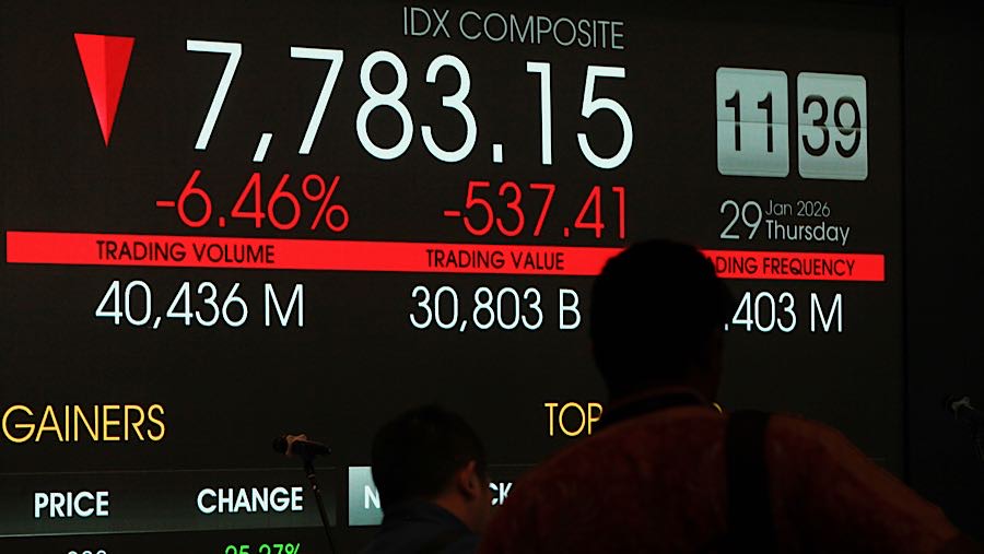 Karyawan di depan layar pergerakan harga saham (IHSG) di Bursa Efek Indonesia (BEI), Kamis (29/1/2026). (Bloomberg Technoz/Andrean Kristianto)