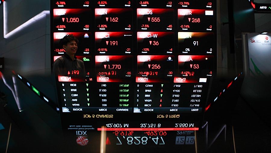 Karyawan di depan layar pergerakan harga saham (IHSG) di Bursa Efek Indonesia (BEI), Kamis (29/1/2026). (Bloomberg Technoz/Andrean Kristianto)
