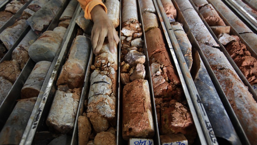 Seorang karyawan memeriksa sampel inti bor di gudang inti bor di tambang emas dan perak Martabe di Batang Toru, Sumut./Bloomberg-Dadang Tri