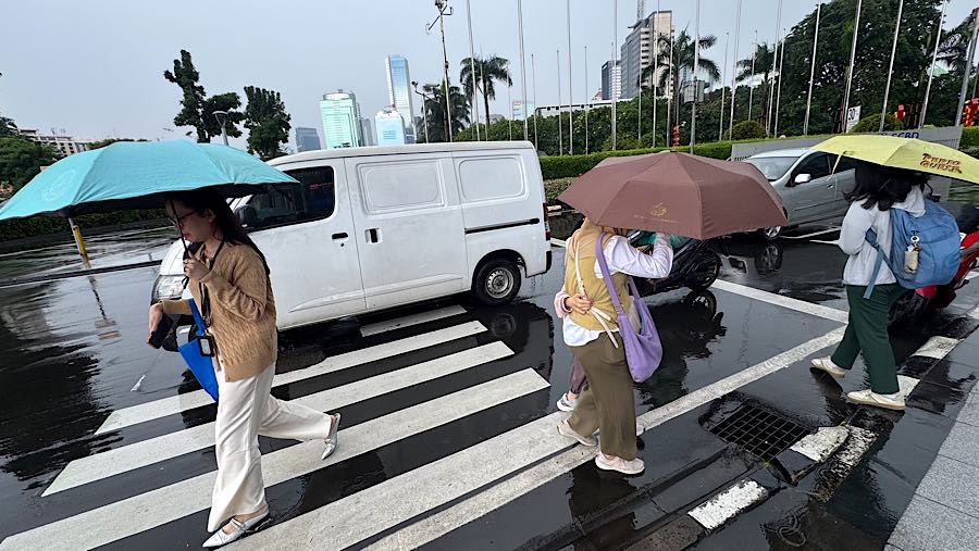 Masyarakat diimbau untuk meningkatkan kewaspadaan dan kesiapsiagaan dalam menghadapi potensi cuaca ekstrem tersebut. (Bloomberg Technoz/Andrean)