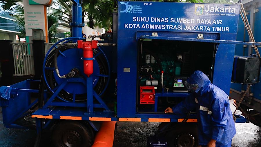 Pemerintah Provinsi DKI Jakarta juga menyiapkan langkah antisipasi tambahan berupa operasi modifikasi cuaca (OMC). (Bloomberg Technoz/Andrean K)