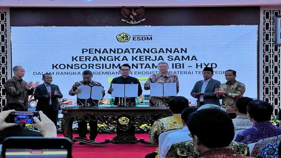 Antam & IBC teken kerja sama proyek Titan dengan konsorsium Huayou di Kementerian ESDM,(30/1/2026)./Bloomberg Technoz-Azura Yumna Ramadani Purnama