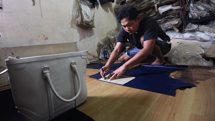 Penjualan produk masih mengalami penurunan meskipun pandemi Covid-19 telah berakhir beberapa tahun lalu. (Bloomberg Technoz/Andrean Kristianto)