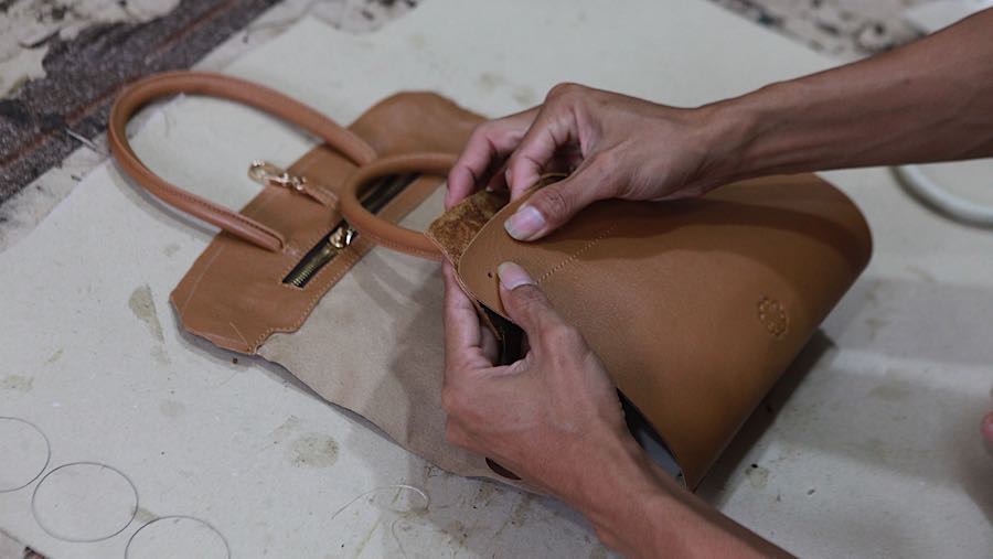 Produk impor berharga murah sulit diimbangi oleh biaya produksi dalam negeri. (Bloomberg Technoz/Andrean Kristianto)