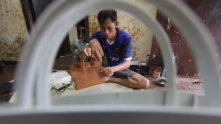 Produk impor berharga murah juga menjadi tantangan bagi UMKM karena persaingan harga. (Bloomberg Technoz/Andrean Kristianto)