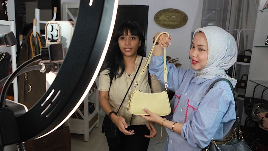 Pembawa acara menjual produk melalui siarang langsung media sosial di Jakarta, Jumat (30/1/2026). (Bloomberg Technoz/Andrean Kristianto)