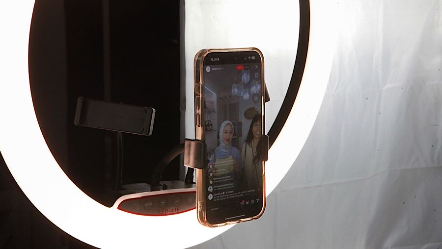 Strategi tersebut dilengkapi dengan live shopping di media sosial yang berdampak positif bagi pemasaran dan penjualan produk. (Bloomberg Technoz)