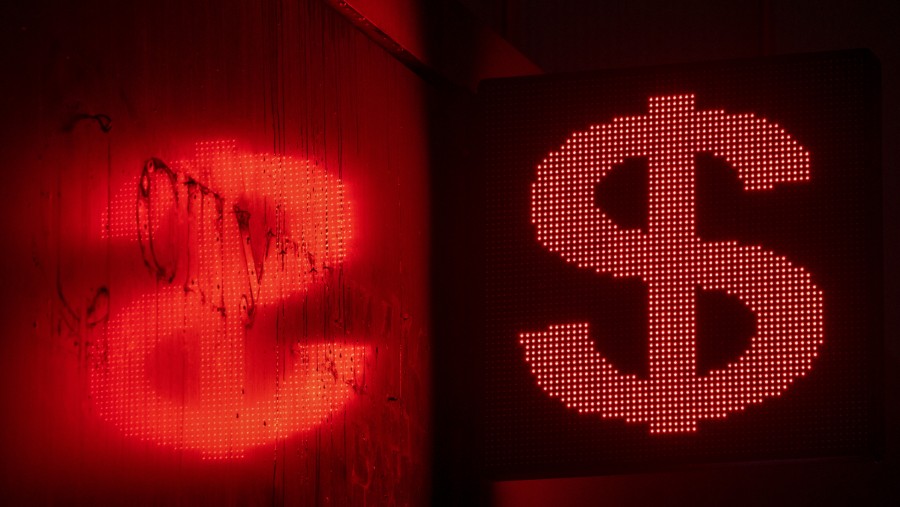 Ilustrasi pergerakan dolar AS yang turun drastis dan bisa rebound imbas pernyataan Presiden Donald Trump. Bloomberg