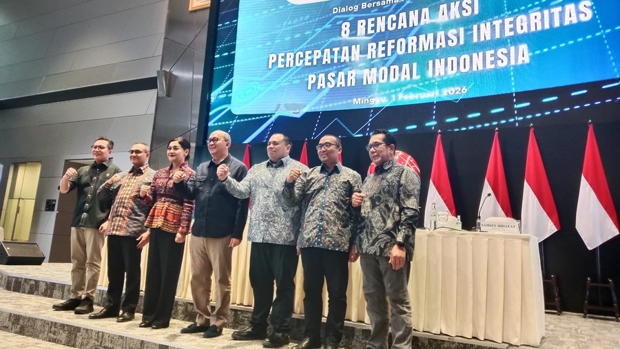 Direksi OJK, BEI dan Danantara Berpose Bersama di Acara Rencana Percepatan Reformasi BEI, Minggu (2/1/2026) (Bloomberg Technoz/Pramesti Regita Cindy)