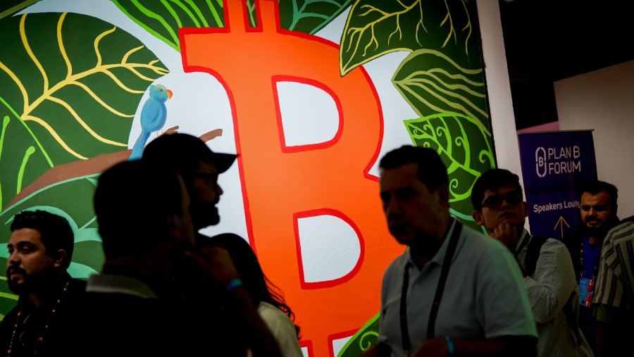 Bitcoin Memulai Awal Pekan di Bulan Februari 2026 Kembali Melemah. Bloomberg