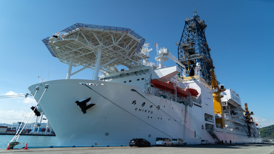 Chikyu, kapal pengeboran laut dalam yang dioperasikan Japan Agency for Marine Earth-Science and Technology. (Tomohiro Ohsumi/Getty Images)