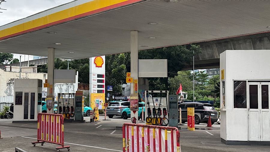 Beberapa SPBU bahkan tidak memiliki pasokan BBM sama sekali. (Bloomberg Technoz/Andrean Kristianto)