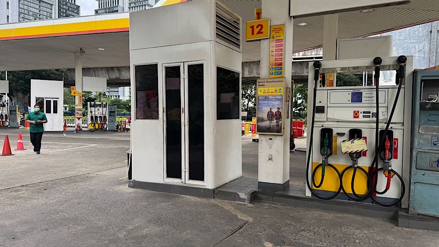 Warga berjalan di dalam SPBU Shell di Jakarta, Senin (2/2/2026). (Bloomberg Technoz/Andrean Kristianto)