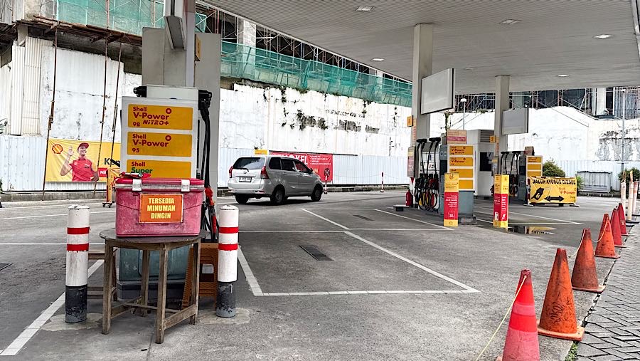 Suasana sepi di SPBU Shell di Jakarta, Senin (2/2/2026). (Bloomberg Technoz/Andrean Kristianto)
