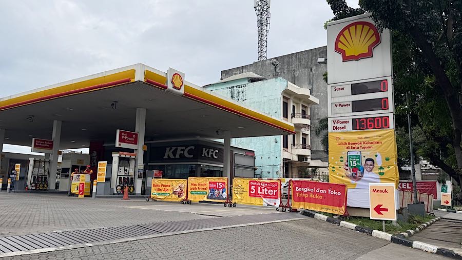 Pantauan Bloomberg Technoz dari beberapa SPBU Shell di Jakarta terpantau jenis bensin RON 92 atau Super, RON 95 atau V-Power tidak tersedia.