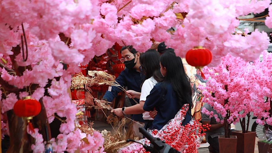 Barang yang ditawarkan meliputi lampion, bunga meihua, angpao, serta beragam aksesori khas Imlek. (Bloomberg Technoz/Andrean Kristianto)