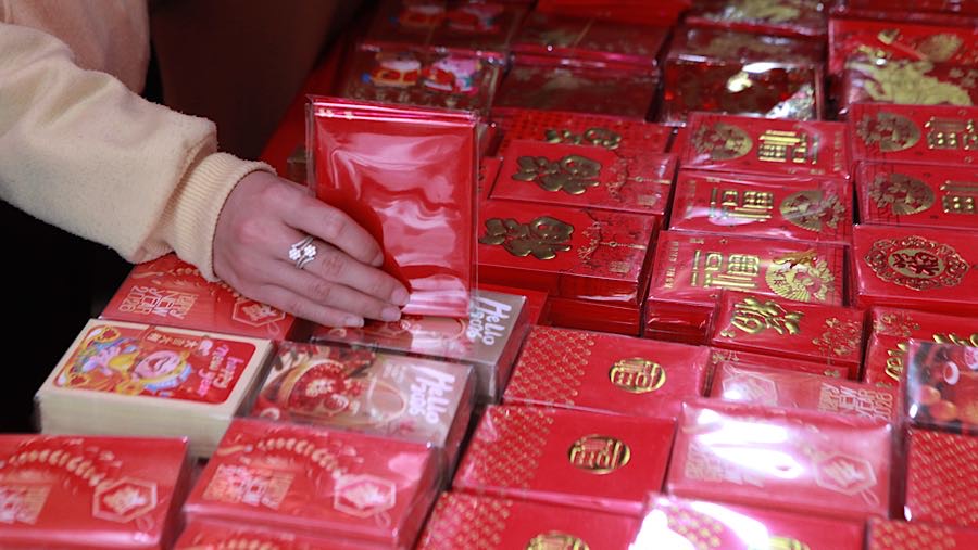 Para penjual tersebut merupakan pedagang musiman yang rutin hadir setiap mendekati perayaan umat Tionghoa tersebut (Bloomberg Technoz/Andrean)