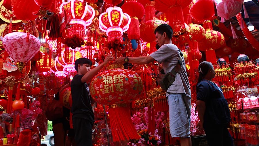 Sebagian besar barang dagangan diperoleh dari pemasok yang mendatangkannya langsung dari Tiongkok. (Bloomberg Technoz/Andrean Kristianto)