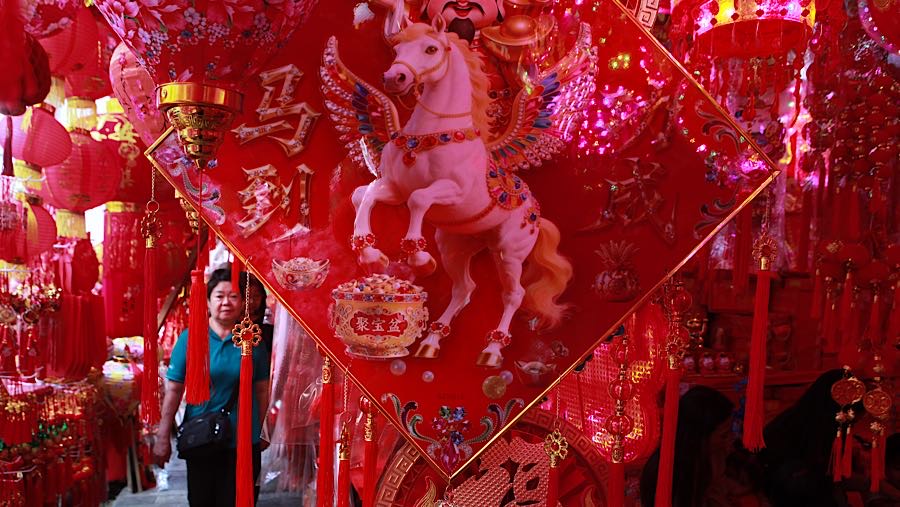 Harga jual bervariasi mulai dari angpao Rp5.000–Rp15.000 hingga lampion Rp50.000–Rp400.000. (Bloomberg Technoz/Andrean Kristianto)