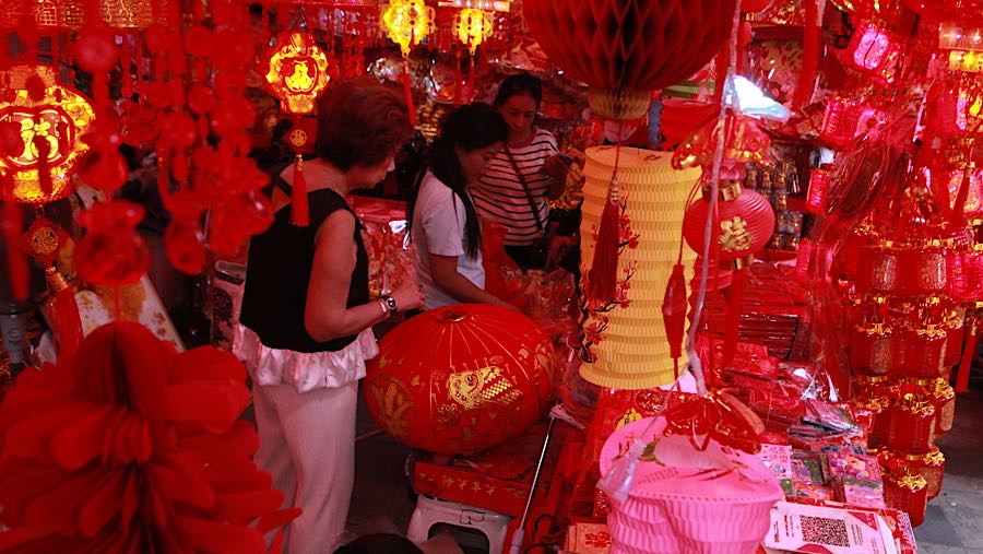 Kawasan Pecinan Glodok, Jakarta, mulai dipenuhi pedagang pernak-pernik menjelang perayaan Imlek. (Bloomberg Technoz/Andrean Kristianto)