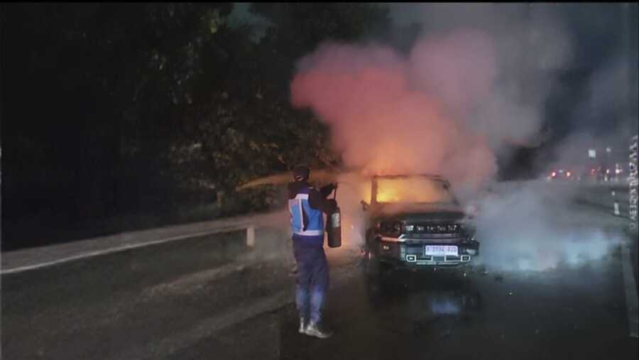 Petugas memadamkan Api Usai Kecelakaan Jetour-BMW di Jagorawi (Dok. Jasamarga)