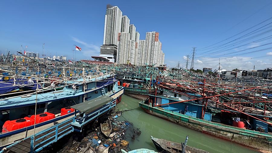 Akibat ribuan kapal nelayan yang menumpuk Pelabuhan Perikanan Nusantara Muara Angke aktivitas pelayaran menjadi lumpuh. (Bloomberg Technoz/Andrean K)