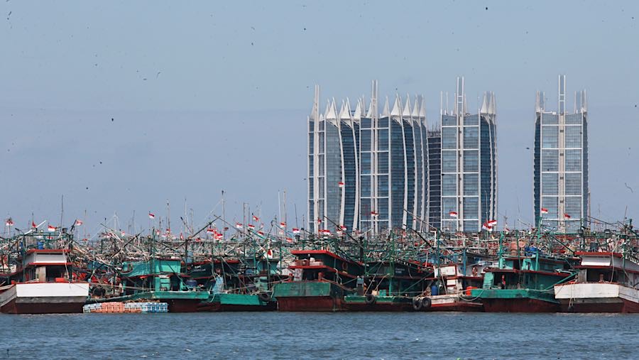 Penumpukan kapal nelayan disebabkan cuaca ekstrem yang membuat nelayan menunda pelayaran. (Bloomberg Technoz/Andrean Kristianto)
