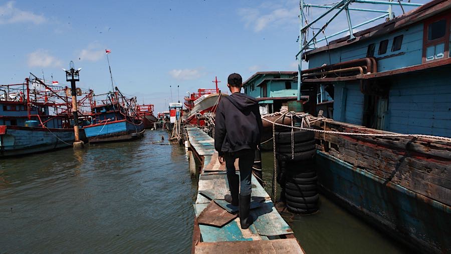 Perputaran roda ekonomi menjadi terganggu karena nelayan sulit melaut. (Bloomberg Technoz/Andrean Kristianto)