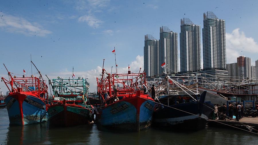 Sejumlah kapal nelayan bersandar di Pelabuhan Muara Angke, Jakarta, Selasa (3/2/2026). (Bloomberg Technoz/Andrean Kristianto)