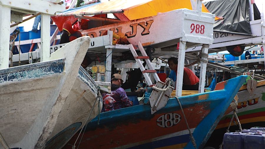 Sejumlah kapal nelayan bersandar di Pelabuhan Muara Angke, Jakarta, Selasa (3/2/2026). (Bloomberg Technoz/Andrean Kristianto)