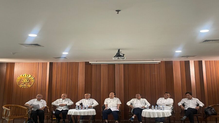 Jumpa pers Majelis Guru Besar Kedokteran Indonesia (MGBKI) di Salemba UI, Jakarta, Selasa (3/2/2026). (Bloomberg Technoz/Dinda Decemberia)