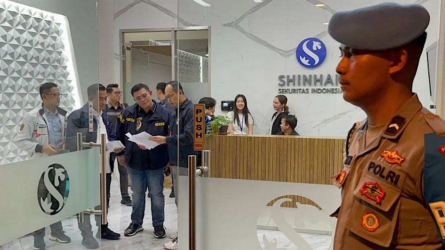 Dittipideksus Bareskrim Polri menggeledah kantor PT Shinhan Sekuritas Indonesia di Jakarta, Selasa (3/2/2026). (dok. Dittipideksus Bareskrim Polri)