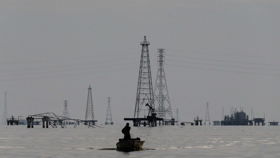 Perusahaan minyak Petroleos de Venezuela SA (PDVSA) beroperasi di Danau Maracaibo. Fotografer: Gaby Oráa/Bloomberg. Sumber: Bloomberg Businessweek