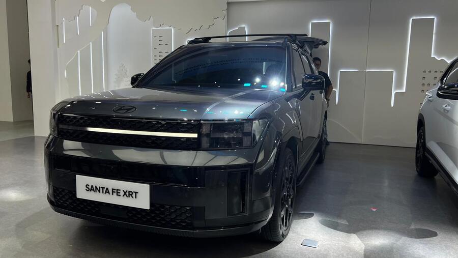 Hyundai Santa Fe XRT diluncurkan di gelaran Indonesia International Motor Show (IIMS) 2026, Kamis (5/2/2026) (Bloomberg Technoz/Mis Fransiska) 