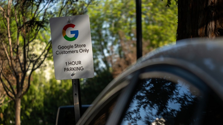 Papan informasi parkir di sekitar kantor Google di Mountain View, California, AS. David Paul Morris/Bloomberg
