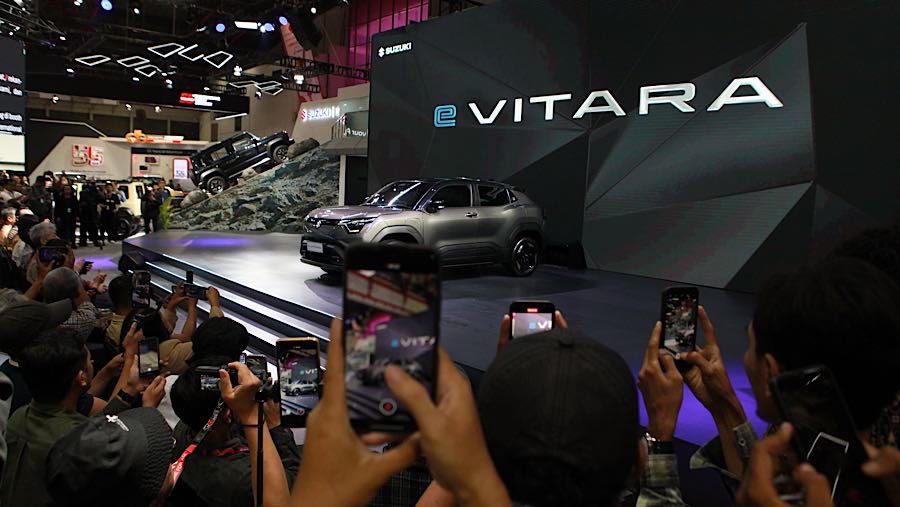 Jurnalis mendokumentasikan Suzuki e Vitara saat gelaran IIMS 2026 di JIExpo, Jakarta, Kamis (5/2/2026). (Bloomberg Technoz/Andrean Kristianto)
