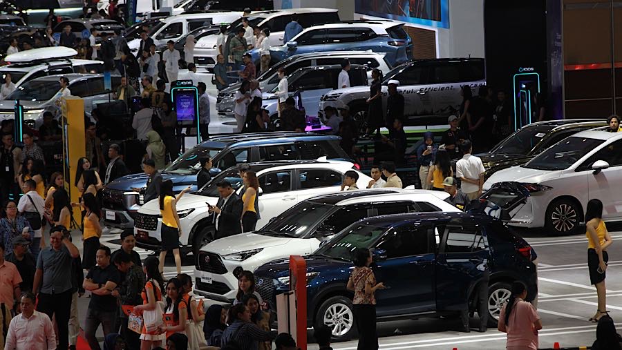 Pengunjung melihat pameran mobil saat gelaran IIMS 2026 di JIExpo, Jakarta, Kamis (5/2/2026). (Bloomberg Technoz/Andrean Kristianto)