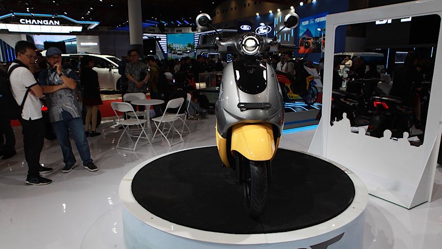 Pengunjung melihat motor yang dipamerkan saat gelaran IIMS 2026 di JIExpo, Jakarta, Kamis (5/2/2026). (Bloomberg Technoz/Andrean Kristianto)
