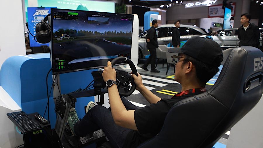 Selain pameran mobil pengunjung juga dapat bermain permainan konsol yang disesiakan oleh beberapa peserta pamer.(Bloomberg Technoz/Andrean Kristianto)