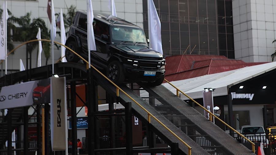 Pengunjung juga dapat mencoba mengendarai kendaraan yang disediakan oleh pemegang merek. (Bloomberg Technoz/Andrean Kristianto)