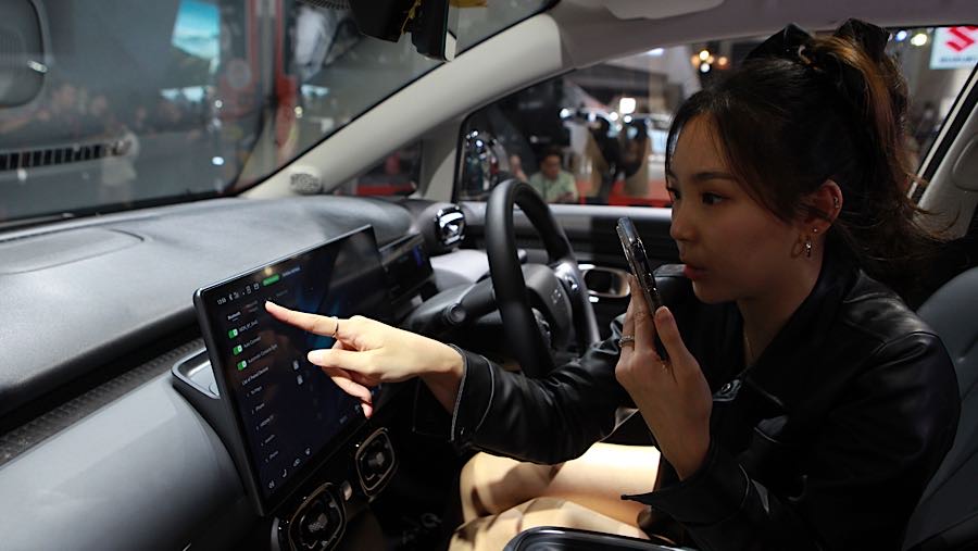 Dari jumlah tersebut, 35 merek kendaraan roda empat berpartisipasi dalam pameran ini. (Bloomberg Technoz/Andrean Kristianto)