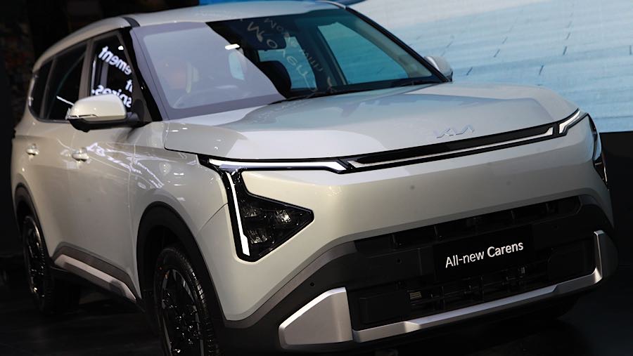 PT Kia Sales Indonesia resmi menghadirkan The All New Kia Carens di harga mulai dari Rp319 juta. (Bloomberg Technoz/Andrean Kristianto)