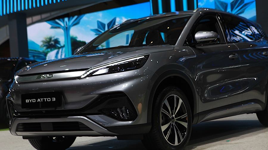 BYD Atto 3 dipamerkan saat gelaran IIMS 2026 di JIExpo, Jakarta, Kamis (5/2/2026). (Bloomberg Technoz/Andrean Kristianto)