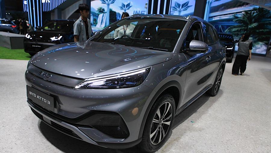 BYD Atto 3 dipamerkan saat gelaran IIMS 2026 di JIExpo, Jakarta, Kamis (5/2/2026). (Bloomberg Technoz/Andrean Kristianto)