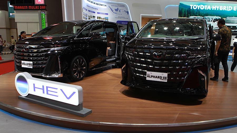 Di segmen premium, Toyota memperluas menghadirkan New Alphard XE HEV dengan harga Rp1,388 miliar. (Bloomberg Technoz/Andrean Kristianto)