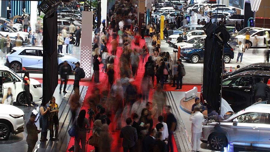 Pengunjung melihat pameran otomotif saat gelaran IIMS 2026 di JIExpo, Jakarta, Kamis (5/2/2026). (Bloomberg Technoz/Andrean Kristianto)