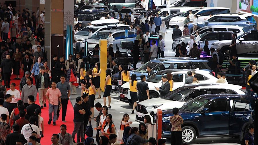 Pengunjung melihat pameran otomotif saat gelaran IIMS 2026 di JIExpo, Jakarta, Kamis (5/2/2026). (Bloomberg Technoz/Andrean Kristianto)