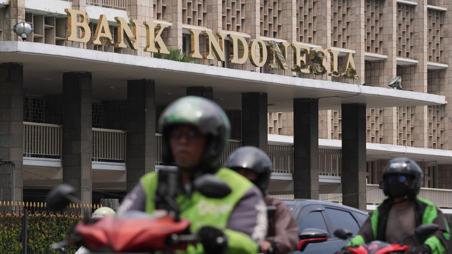 Suasana keramaian di depan kantor Bank Indonesia, Jakarta. Dok: Dimas Ardian/Bloomberg